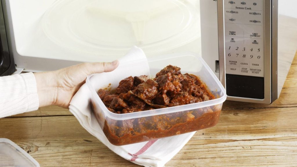 Microwave Side Effects: माइक्रोवेव में भूलकर भी ना रखें ये 5 चीजें, वरना हो जाएंगे बहुत बीमार