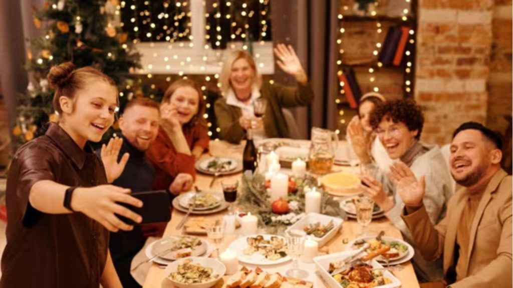Christmas Eve Health Tips: क्रिसमस ईव पर जानें बीमार हुए बिना देर रात के सेलिब्रेशन का कैसे आनंद लें  